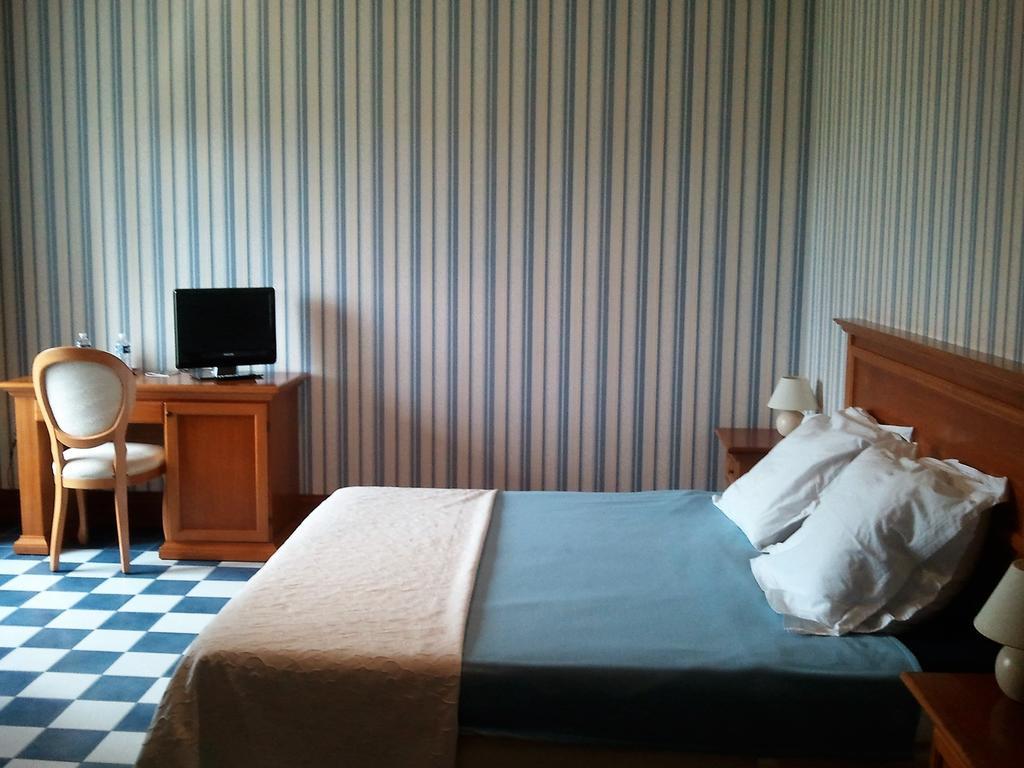 Chateau Sainte Marie Hotel Dompierre-sur-Charente Стая снимка